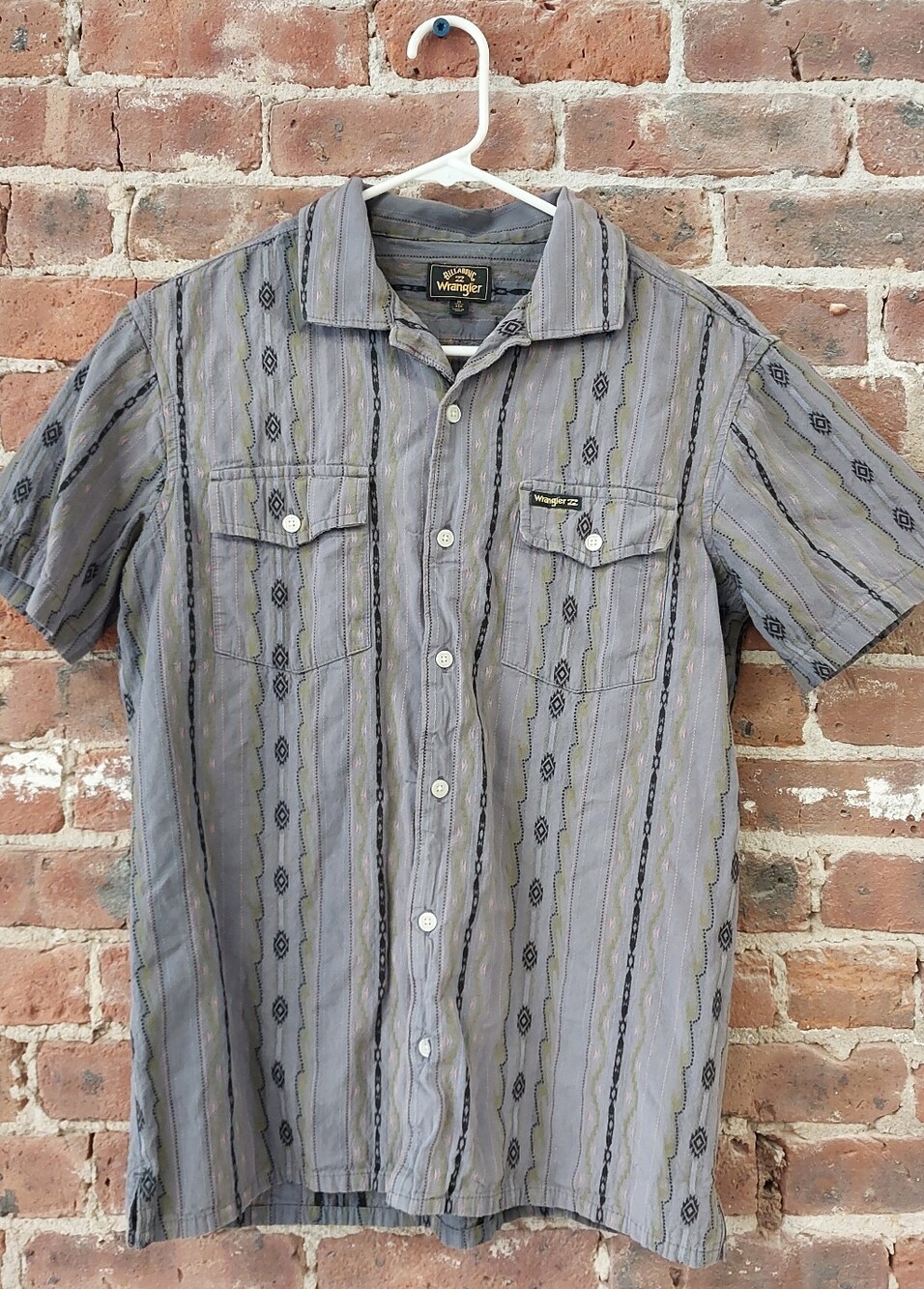 Wrangler Short-Sleeve Button-Down Shirt in Gray with Black Stripe Pattern